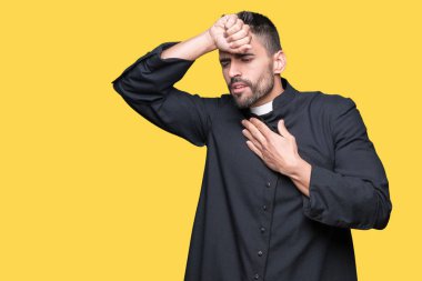 Genç Hıristiyan rahip izole arka plan dokunmadan üzerinde hastalık ve ateş, grip ve soğuk, virüs hasta için alın