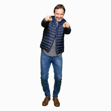 Orta yaş yakışıklı adam giyen kış sen ve kameraya gülümseyen pozitif ve neşeli parmaklarıyla işaret kat