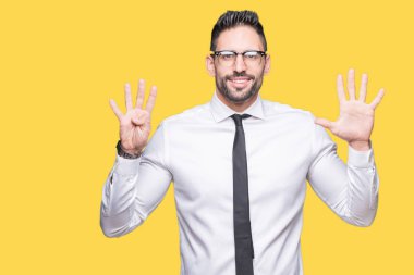 Gösterilen arka plan üzerinde gözlük takan genç yakışıklı iş adamı izole ve parmakları ile işaret numara 9 kendinden emin ve mutlu gülümseyerek süre.