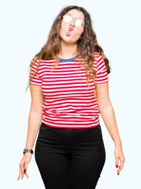 Giyen genç güzel kadın dudaklı, çılgın ve komik bir jest yapma balık yüz gözlük. Komik ifade.