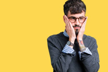 Genç yakışıklı zeki adam gözlüklü yüz, depresyon ve üzüntü, kapsayan izole arka plan yorgun eller üzerinde üzgün ve sorun için tahriş