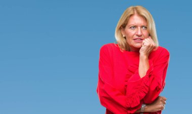 Orta yaş sarışın kadın yüzünden stresli ve gergin ile izole arka plan tırnak ısırma dudaklarından eller. Anksiyete sorunu.