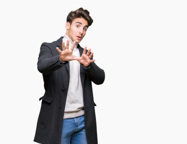 Üzerinde kış ceket giyen genç zarif adam arka plan korkuyor ve korku ifade dur hareketi el ile ile dehşete şokta bağırarak izole. Panik kavramı.