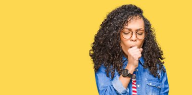 Kıvırcık saçlı gözlüklü hasta ve soğuk veya bronşit için semptom olarak öksürük duygu genç güzel kadın. Sağlık kavramı.