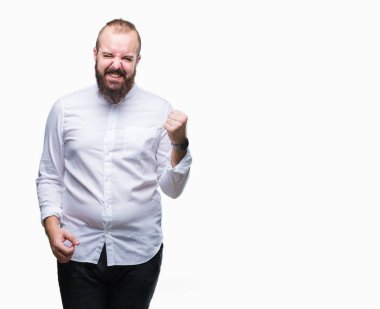 Gülümseyen ve başarı için çığlık Genç beyaz hipster izole arka plan çok mutlu ve heyecanlı kaldırdı, silah ile kazanan jest yapıyor adam. Kutlama kavramı.