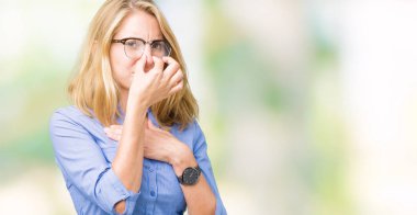 Bir şey pis ve iğrenç kokulu izole arka plan, dayanılmaz koku, holding nefes burun parmaklar ile güzel genç iş kadını. Kötü kokuyor kavramı.