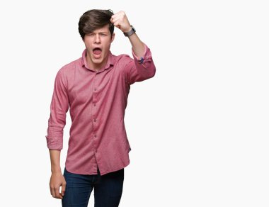 Genç yakışıklı iş adamı izole arka plan öfkeli ve sinirli sinirli ve öfke ile bağırarak süre öfkeli yumruk yükselterek üzerinde. Öfke ve agresif kavramı.