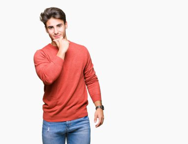 Yakışıklı delikanlı emin çapraz kollar ve çeneme kaldırdı el ile gülümseme ile kameraya bakarak izole arka plan üzerinde. Pozitif düşünce.