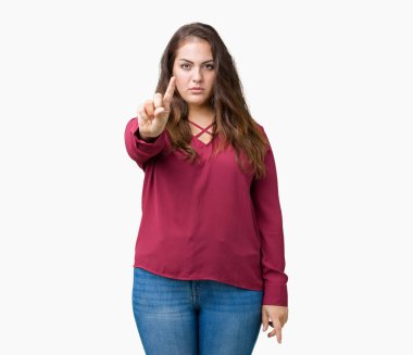 Güzel artı boyutu genç kadın yüzünden izole arka plan işaret parmağını ve kızgın ifade ile