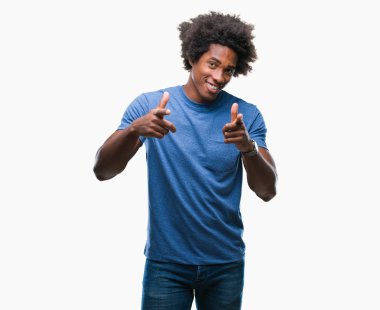 Fotoğraf makinesi ile mutlu ve komik yüz için parmakları işaret izole arka plan üzerinde Afro Amerikalı adam. İyi enerji ve vibes.