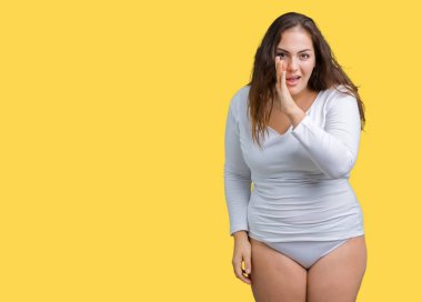 Artı boyutu genç overwight kadın güzel üzerinde beyaz iç çamaşırı giyiyor arka plan el kötü amaçlı konuşma konuşma fısıldayan gizli söylenti söylüyor ağzına izole