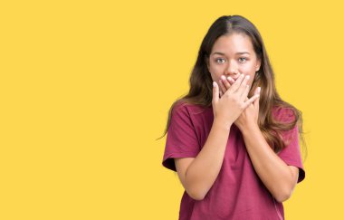 Genç güzel esmer kadın izole arka plan ağız hata için elleriyle kapsayan şok yüzünden. Gizli kavramı.