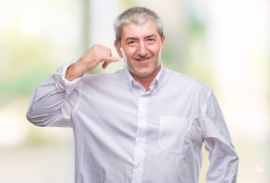 Üst düzey yakışıklı yapıyor gülümseyen izole arka plan üzerinde telefon hareketi ile el ve parmak telefonda konuşuyor gibi. Kavramları iletişim.