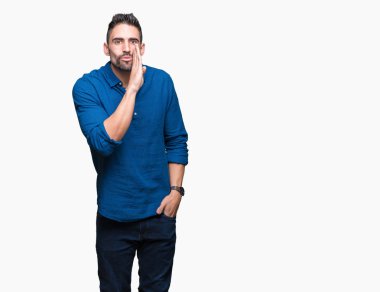 Yakışıklı delikanlı izole arka plan üzerinde el gizli söylenti söylüyor Ağızdan kötü amaçlı konuşma konuşma fısıldayan