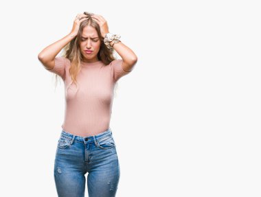 Çünkü çaresiz ve stresli baş ağrısı acı izole arka plan üzerinde sarışın güzel genç kadın acı ve migren. Ellerini kafasına.