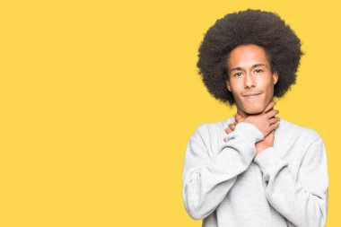 Genç Afrikalı-Amerikalı adam sportif kazak bağırarak giyen afro saçlı ve çünkü boğmak acı kendi ellerimle öldürürüm. Sağlık sorunu. Yaralarından ve intihar kavramı.