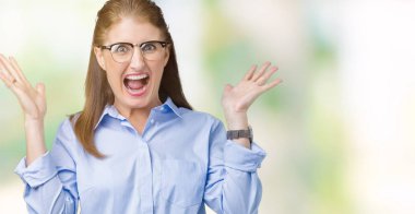 Üzerinde gözlük güzel orta yaş olgun iş kadını deli kutluyor arka plan izole ve başarı için kaldırdı kollarını açarak hayrete ve heyecanlı çığlık gözleri açık. Kazanan kavramı