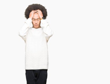 Afrikalı-Amerikalı genç afro saçlı gözlük çünkü umutsuz ve stresli baş ağrısı acı acı ve migren. Ellerini kafasına.