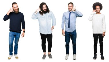 Kolaj üzerinde beyaz genç erkekler grup izole arka plan gülümseyerek el ve parmak telefonda konuşmak ile telefon jest yapıyor. Kavramları iletişim.