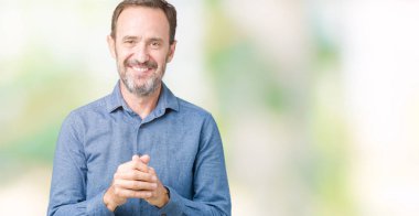 Yakışıklı orta yaş üzerinde zarif komuta sizde birlikte arka plan eller izole ve parmakları rahat ve neşeli gülümseyen geçti. Başarı ve iyimser