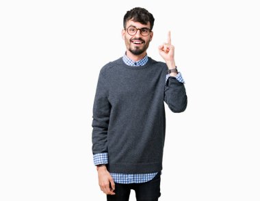 Başarılı fikirle izole arka plan işaret parmağı üzerinde gözlük takan genç yakışıklı akıllı adam. Çıktıktan ve mutlu. Bir numara.