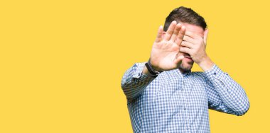 Yakışıklı iş adam elleriyle gözlerini kapsayan mavi gözlü ve stop jest ile acı ve korku ifadesi. Utandım ve negatif kavramı.