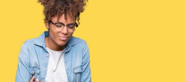 Güzel genç Afro-Amerikan kadın üzerinde gözlük takan izole mide üzerinde el ile arka plan çünkü mide bulantısı, ağrılı hastalık hasta hissediyor. Ağrısı kavramı.