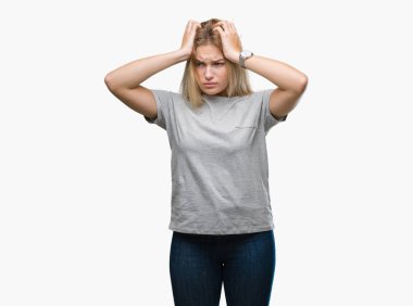 Çünkü çaresiz ve stresli baş ağrısı acı izole arka plan üzerinde beyaz genç kadın acı ve migren. Ellerini kafasına.