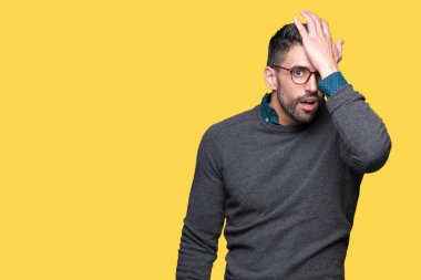 Genç yakışıklı adam gözlük izole arka kafasına hata için el ile sürpriz üzerinde hata hatırlıyorum. Unuttum, kötü bellek kavramı.