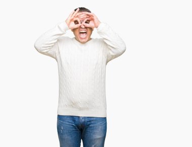 Orta yaş Arap dilini, parmaklarının arasından baktığını yapışmasını dürbün gibi ok jest yapıyor izole arka plan üzerinde gözlük takan adam. Deli ifade.