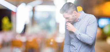 Yakışıklı delikanlı duygu hasta ve soğuk veya bronşit için semptom olarak öksürük izole arka plan üzerinde. Sağlık kavramı.