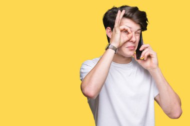 Smartphone ile mutlu yüz el parmaklarının arasından seyir göz üzerinde ok işaretiyle yapıyor gülümseyen izole arka plan üzerinde konuşan genç adam