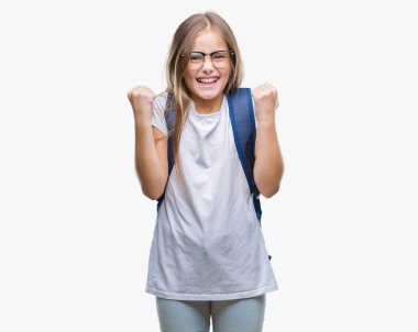 Giyen genç güzel akıllı öğrenci kız şaşırmış ve başarı için hayran kaldırdı kollarını açarak kutlama izole arka plan üzerinde sırt çantası ve gözleri açık. Kazanan kavramı.
