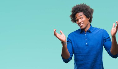 İzole arka plan clueless ve şaşkın bir ifadeyle kollar ve eller kaldırdı Afro Amerikan adam. Şüphe kavramı.