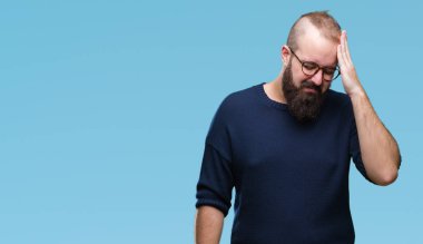 Genç beyaz hipster adam bitti çünkü arka plan baş baş ağrısı için el ile izole giyen güneş gözlüğü stres. Migren muzdarip.