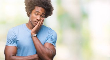 İzole arka plan düşünme seyir üzerinde Afro Amerikalı adam yorgun ve sıkılmış çapraz silah depresyon sorunları ile.