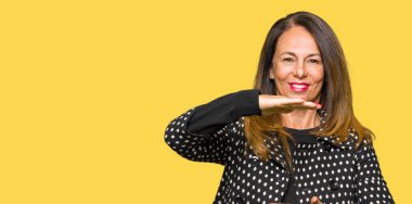 Moda ceket eller eller büyük gösterilen ve büyük boy işareti, ölçü birimi sembolü ile giyen güzel orta yaş kadın. Kameraya bakarak gülümsüyordu. Ölçüm kavramı.