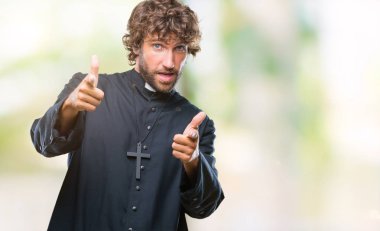 Fotoğraf makinesi ile mutlu ve komik yüz için parmakları işaret izole arka plan yakışıklı İspanyol Katolik rahip adam. İyi enerji ve vibes.