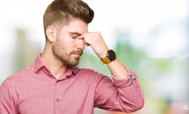 Genç yakışıklı iş casual adam burun ve göz yorgunluğu ve baş ağrısı duygu sürtünme yorgun. Stres ve hayal kırıklığı kavramı.