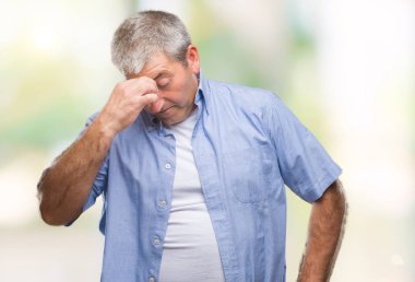 İzole arka burun ve göz yorgunluğu ve baş ağrısı duygu sürtünme yorgun yakışıklı üst düzey adam. Stres ve hayal kırıklığı kavramı.