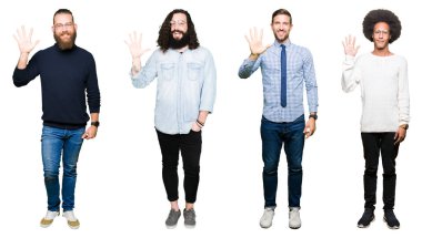 Kolaj bir grup genç adam gösterilen ve parmakları ile işaret beyaz izole arka plan üzerinde beş kendinden emin ve mutlu gülümseyerek iken numara.