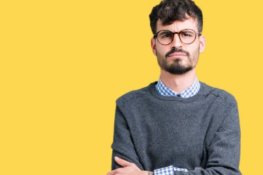 İzole arka plan şüpheci ve çapraz kolları olan yüzündeki gergin, onaylamayan ifade gözlüklü genç yakışıklı zeki adam. Negatif kişi.