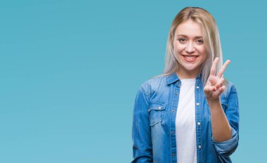 Sarışın genç kadın üzerinde gösterilen ve parmakları ile işaret izole arka plan ikincisi ise kendinden emin ve mutlu gülümseyerek.