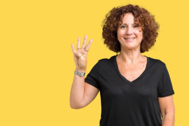 Gösterilen ve parmakları ile işaret izole arka plan güzel orta ager üst düzey kadın kendinden emin ve mutlu gülümseyerek süre dört numara.