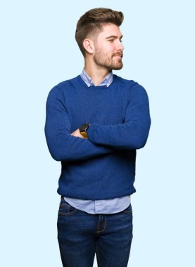 İkna ve kendine güvenen tarafına silahlarla seyir gülümseyen genç yakışıklı bussines adam geçti