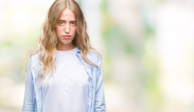 İzole arka plan üzerinde sarışın güzel genç kadın depresif ve kızgın ve korkmuş ağlıyor sıkıntı için endişeleniyorum. Üzgün ifade.