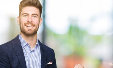 Genç yakışıklı bussines dostum işaretleme için el ve başparmak yukarıya ile tekrar emin gülümseyen