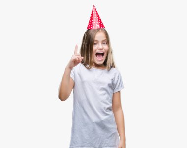 Başarılı fikirle izole arka plan işaret parmağı üzerinde Doğum günü şapkası giyen genç güzel kız. Çıktıktan ve mutlu. Bir numara.