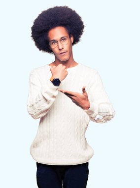 Acele işaretleme izlemek için zaman, sabırsızlık, üzgün ve kızgın son tarih gecikme için gözlük takan afro saçlı genç Afro-Amerikan adam