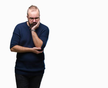 Genç beyaz hipster adam seyir yorgun ve bıkkın ile depresyon sorun Çapraz kollar ile izole arka plan düşünme üzerinde güneş gözlüğü takıyor.